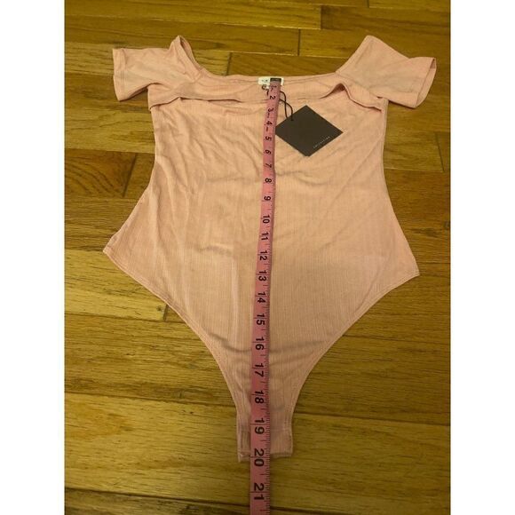 NWT Lelis women's pink ribbed peek a boo off the shoulder bodysuit size small - Picture 9 of 9